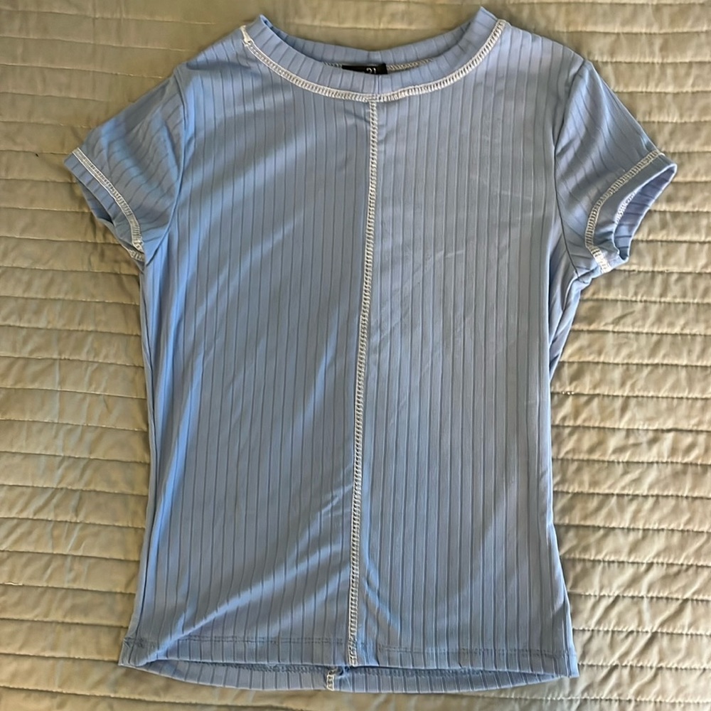 Light blue top, women’s medium